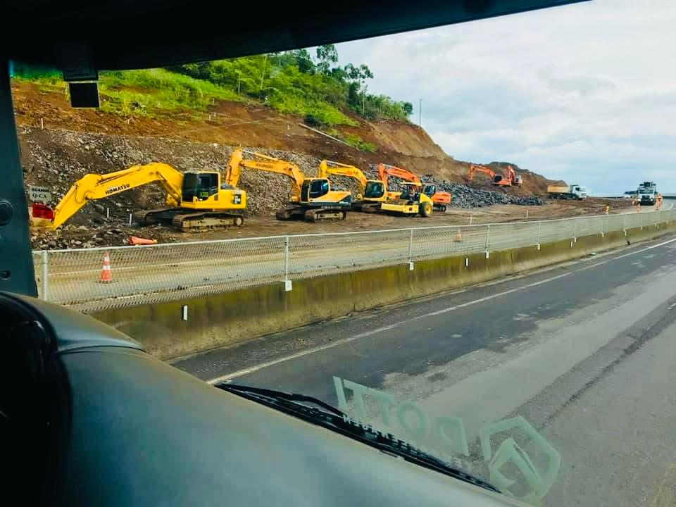 Máquinas pesadas em obra de terraplenagem